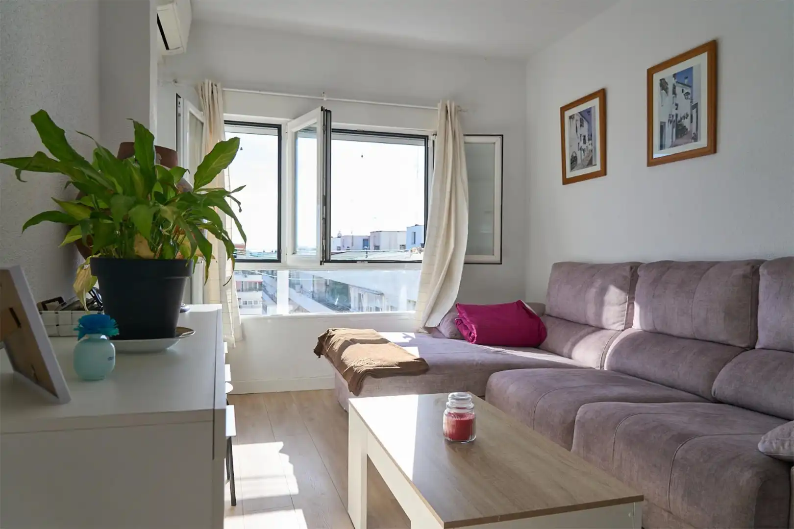Wohnung zum Verkauf in Calle de la Isla de Arosa, 37, Peñagrande Wohnzimmer von Wohnung zum Verkauf in Madrid Capital mit Klimaanlage