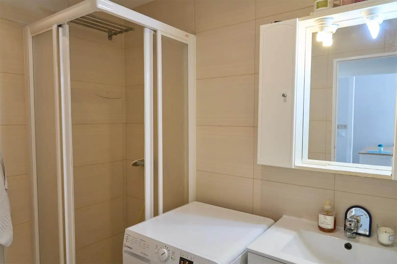 Wohnung zum Verkauf in Calle de la Isla de Arosa, 37, Peñagrande Badezimmer von Wohnung zum Verkauf in Madrid Capital mit Klimaanlage