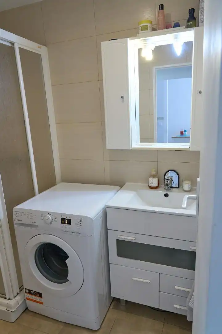 Wohnung zum Verkauf in Calle de la Isla de Arosa, 37, Peñagrande Badezimmer von Wohnung zum Verkauf in Madrid Capital mit Klimaanlage
