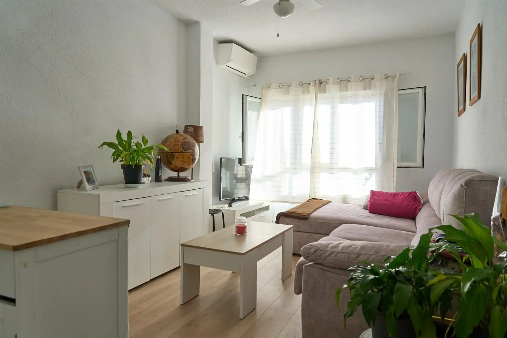 Wohnung zum Verkauf in Calle de la Isla de Arosa, 37, Peñagrande Wohnzimmer von Wohnung zum Verkauf in Madrid Capital mit Klimaanlage