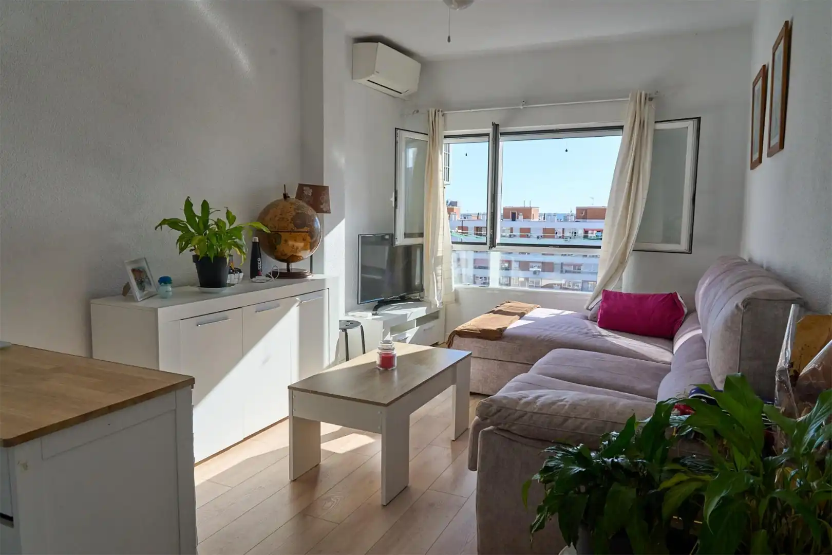 Wohnung zum Verkauf in Calle de la Isla de Arosa, 37, Peñagrande Wohnzimmer von Wohnung zum Verkauf in Madrid Capital mit Klimaanlage