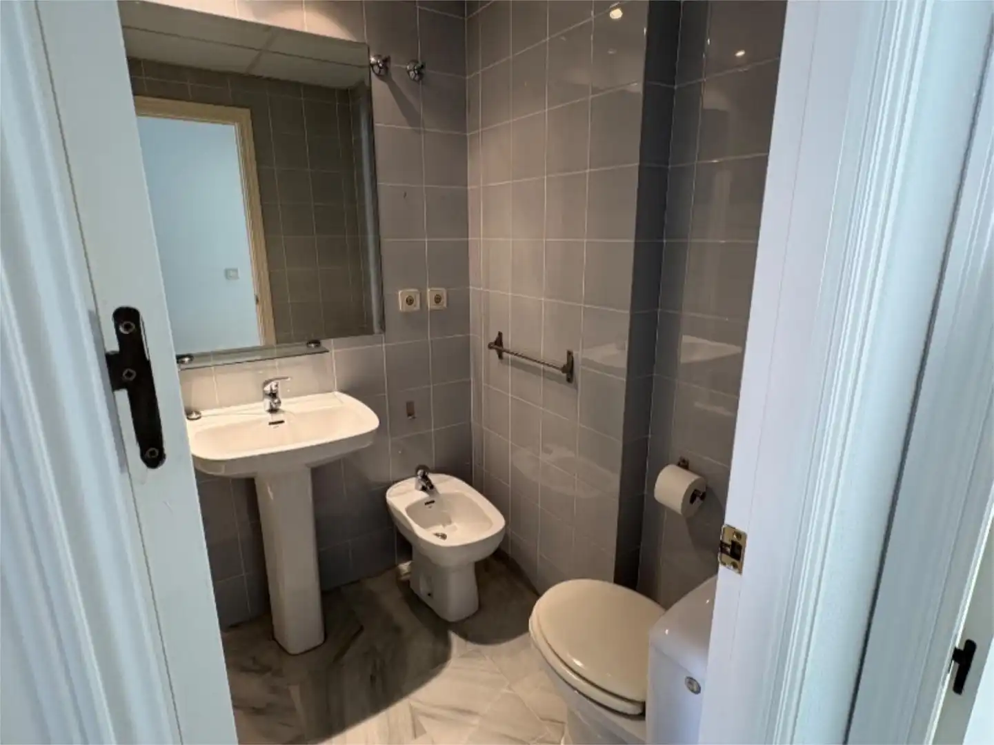 Wohnung zur Miete in Calle Altozano, 1, Santa Eufemia Badezimmer von Wohnung zur Miete in Tomares mit Klimaanlage, Terrasse und Schwimmbad