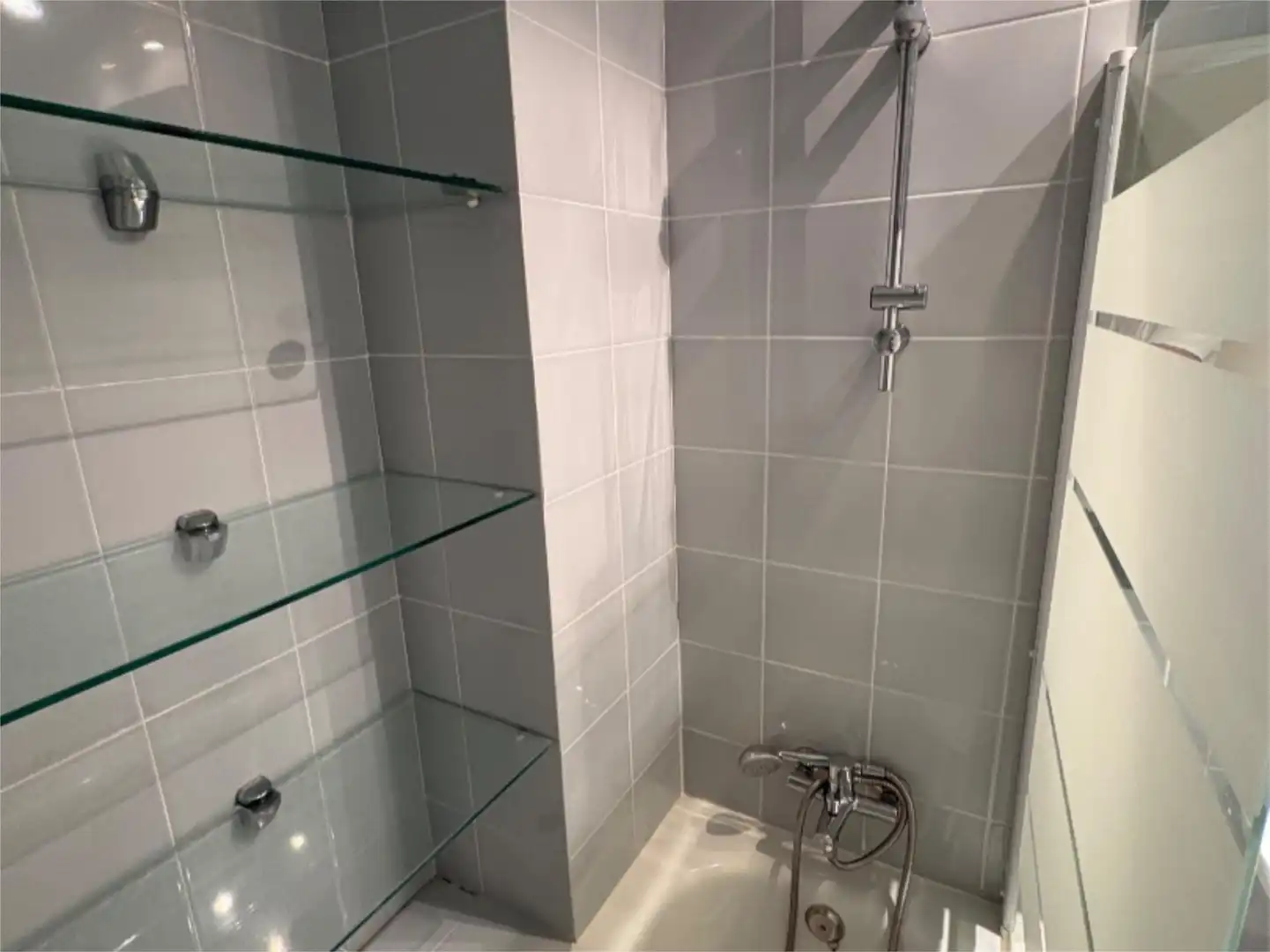 Wohnung zur Miete in Calle Altozano, 1, Santa Eufemia Badezimmer von Wohnung zur Miete in Tomares mit Klimaanlage, Terrasse und Schwimmbad