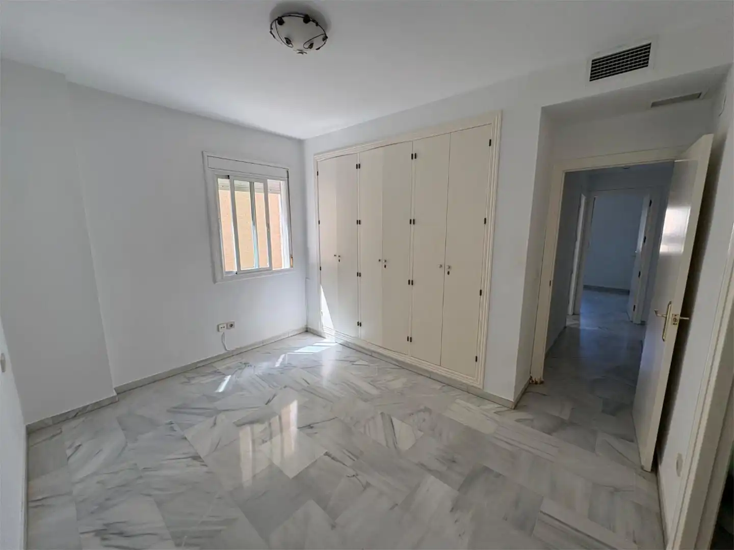 Wohnung zur Miete in Calle Altozano, 1, Santa Eufemia Schlafzimmer von Wohnung zur Miete in Tomares mit Klimaanlage, Terrasse und Schwimmbad