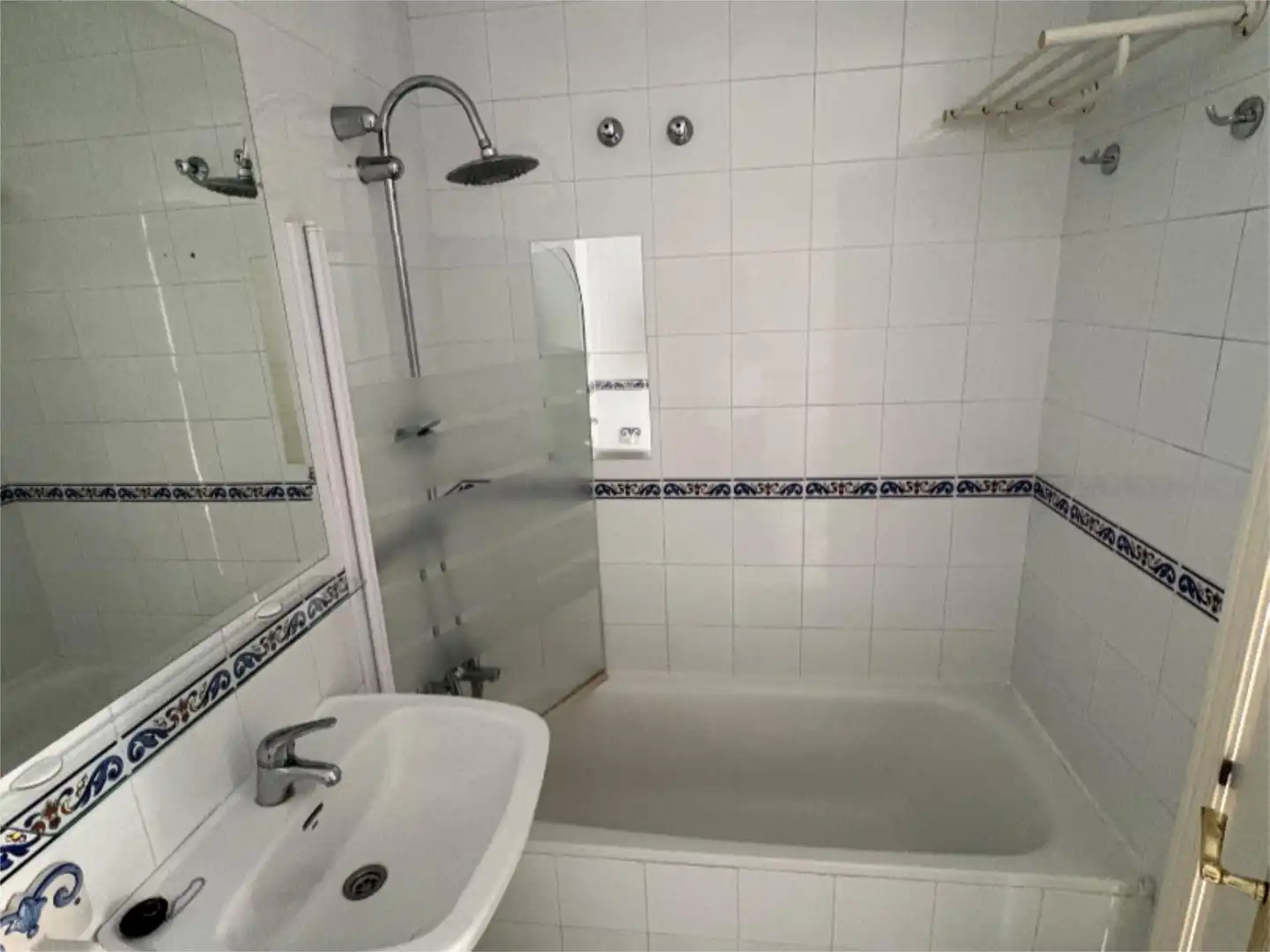Wohnung zur Miete in Calle Altozano, 1, Santa Eufemia Badezimmer von Wohnung zur Miete in Tomares mit Klimaanlage, Terrasse und Schwimmbad