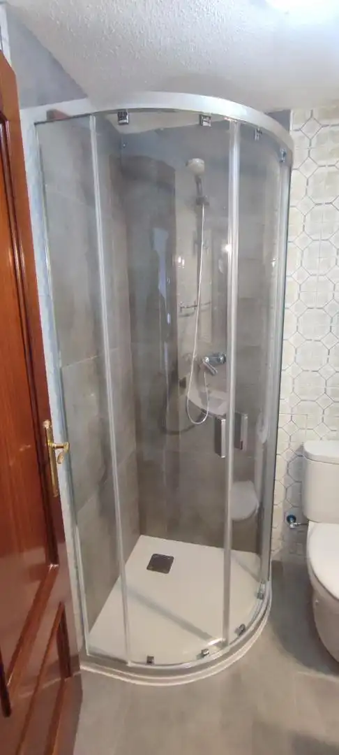 Wohnung zur Miete in Calle Tomillar, 8, Pizarrales Badezimmer von Wohnung zur Miete in Salamanca mit Heizung, Parkett und Terrasse
