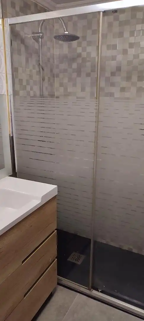 Wohnung zur Miete in Calle Tomillar, 8, Pizarrales Badezimmer von Wohnung zur Miete in Salamanca mit Heizung, Parkett und Terrasse