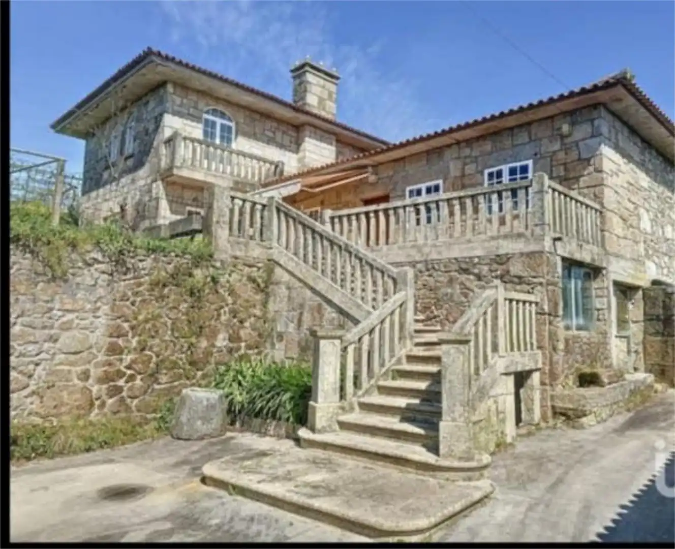 Außenansicht von Einfamilien-Reihenhaus zum Verkauf in Vilanova de Arousa mit Heizung, Privatgarten und Terrasse