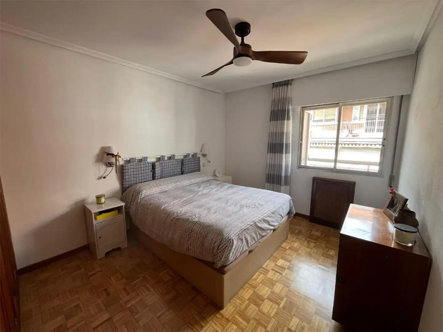 Pis de lloguer a Pueblo Nuevo Dormitori de Pis de lloguer en Madrid Capital amb Aire condicionat i Terrassa