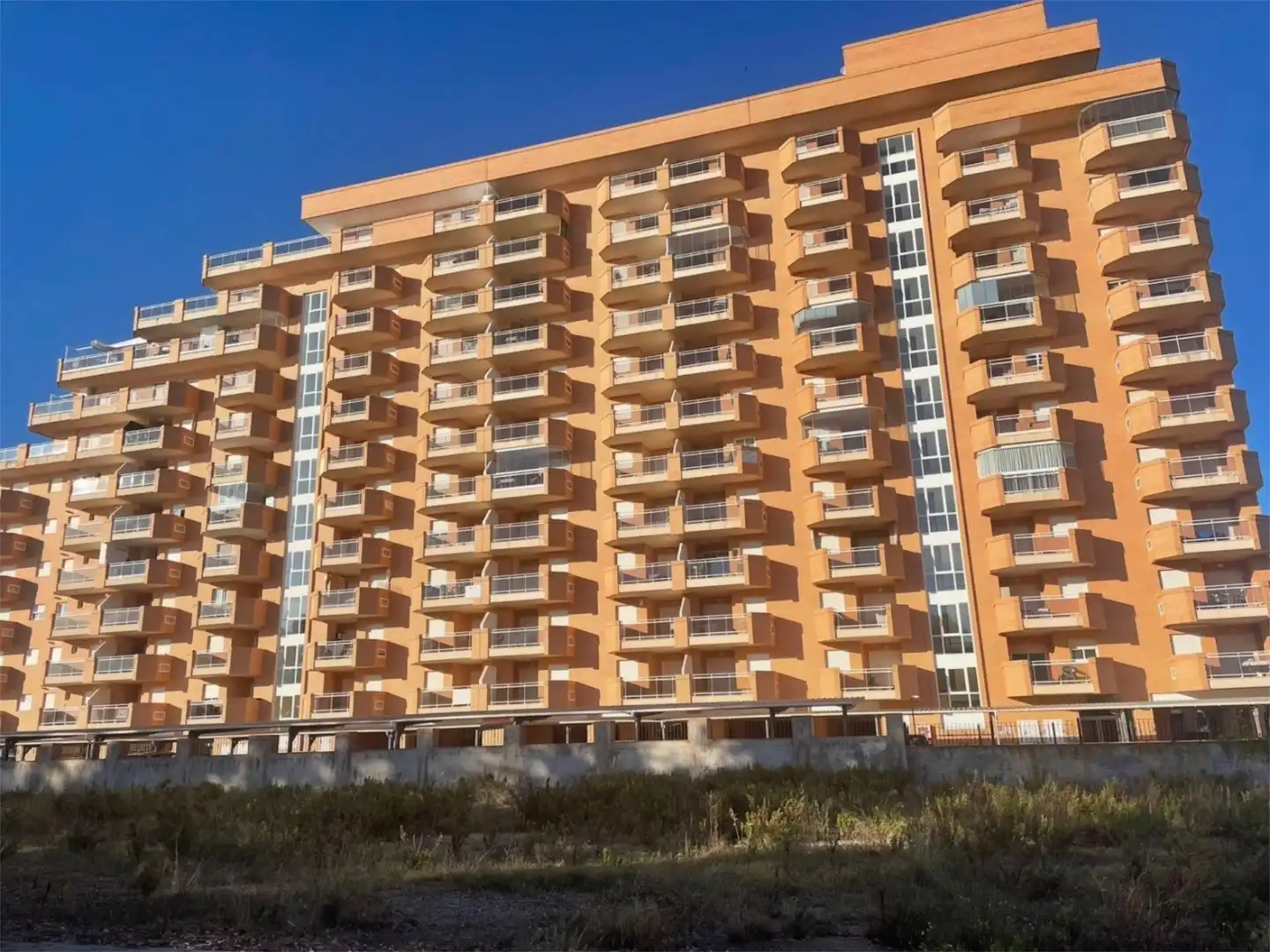Apartamento en venta en Carrer Amplaries, 47, Cala Blanca Vista exterior de Apartamento en venta en Oropesa del Mar / Orpesa con Aire acondicionado, Terraza y Piscina