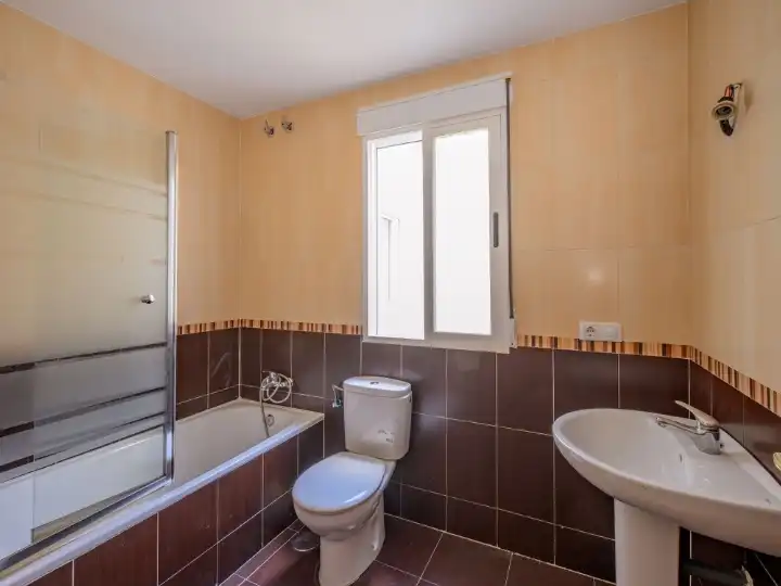 Baño de Piso en venta en Las Gabias con Balcón