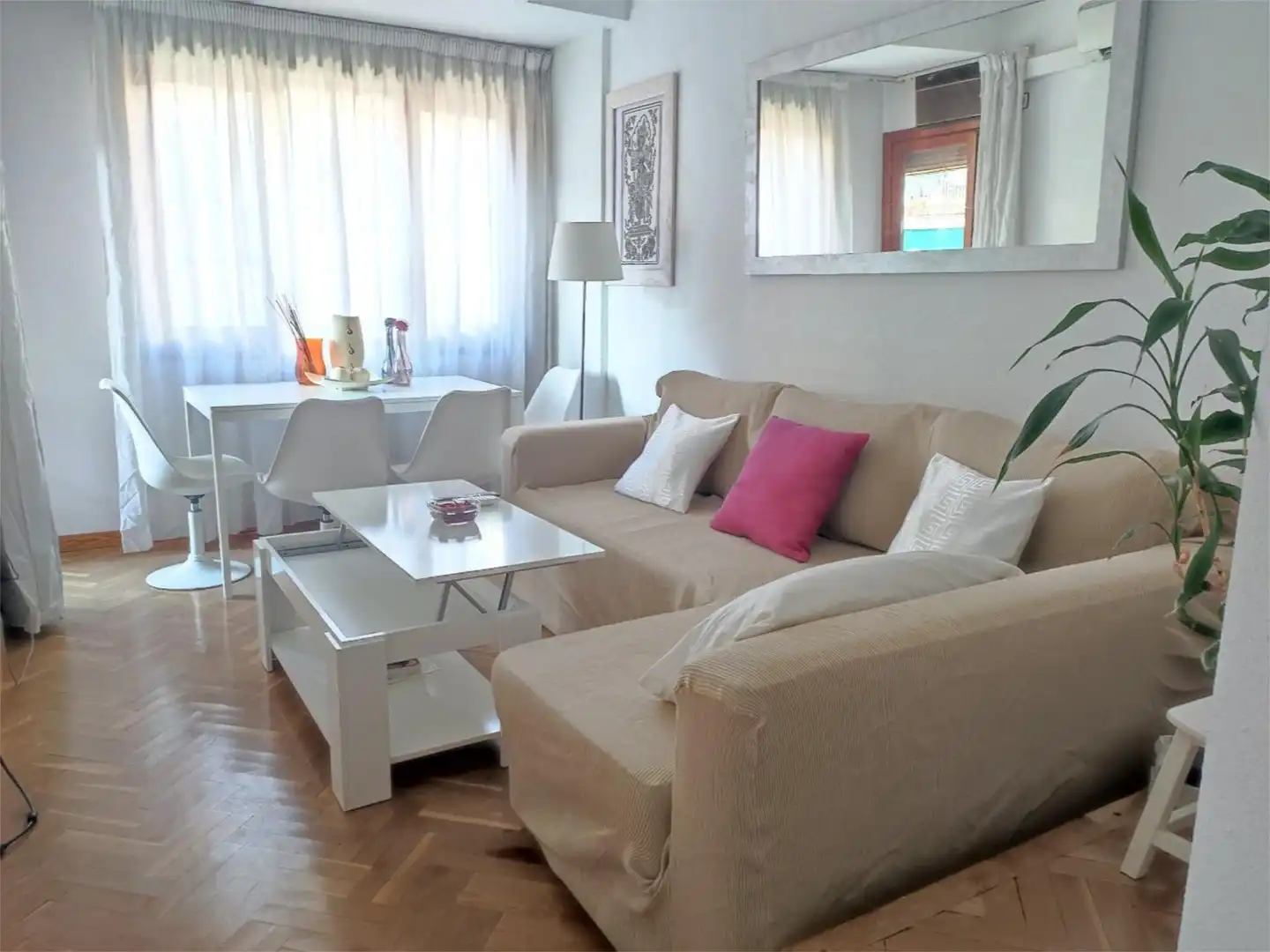 Sala de estar de Piso de alquiler en  Madrid Capital con Aire acondicionado, Calefacción y Parquet