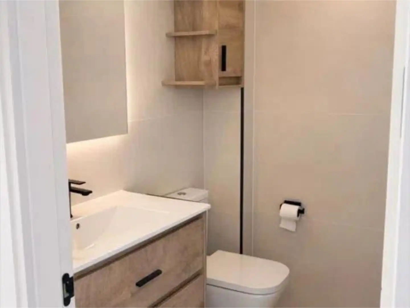Pis de lloguer a Calle Bolivia, 159, Pedregalejo - Morlaco Bany de Pis de lloguer en Málaga amb Aire condicionat, Calefacció i Terrassa