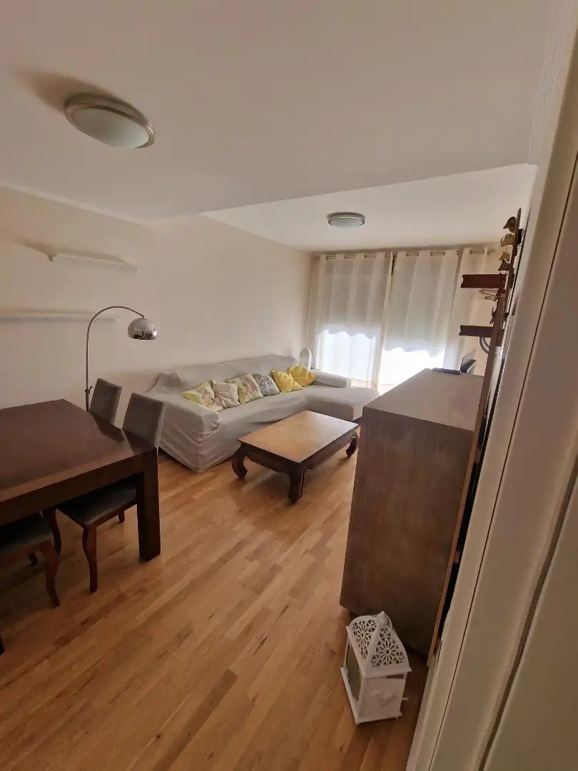 Sala d'estar de Pis de lloguer en Mairena del Aljarafe amb Calefacció, Jardí privat i Parquet