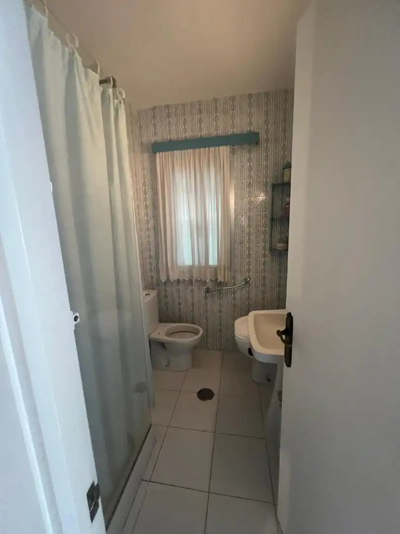 Bathroom of Flat for sale in Sevilla  with Furnished and Community parking