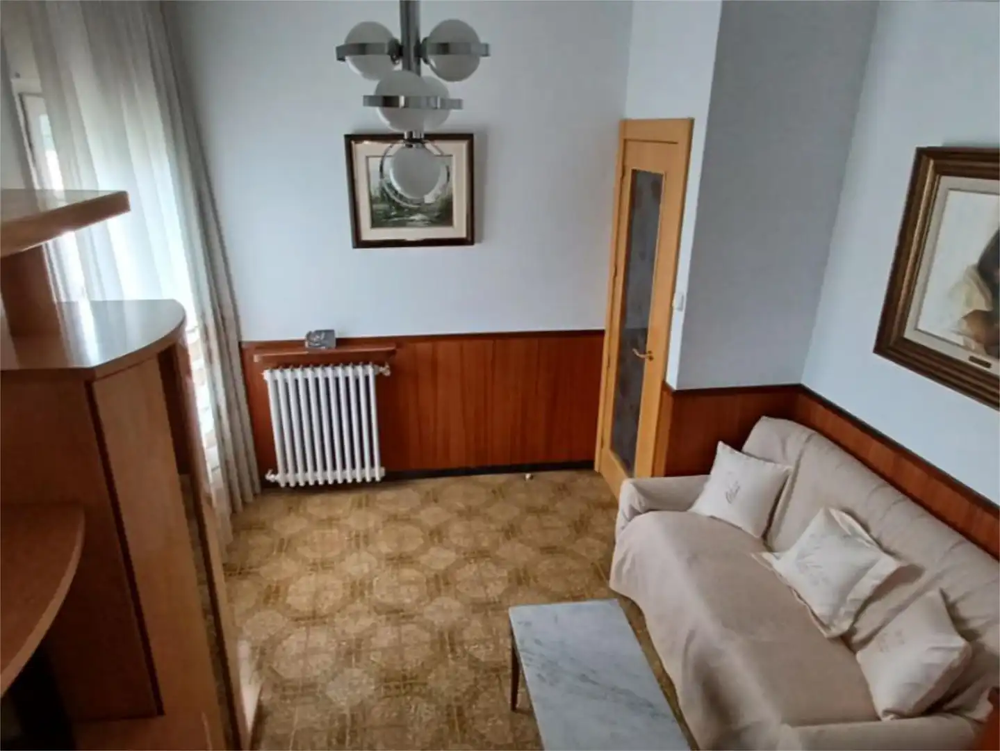 Sala d'estar de Casa adosada en venda en Olot amb Calefacció, Jardí privat i Terrassa