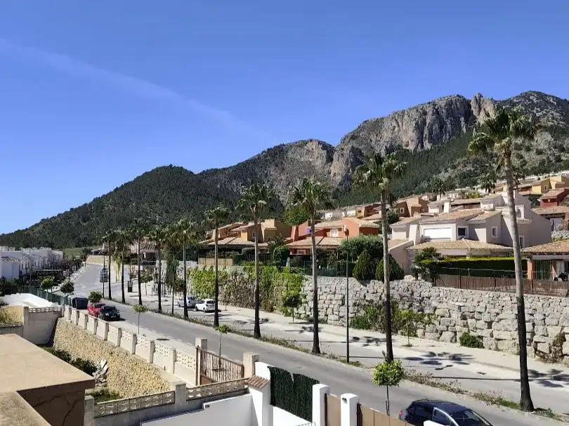 Vista exterior de Pis en venda en Polop amb Aire condicionat, Calefacció i Jardí privat