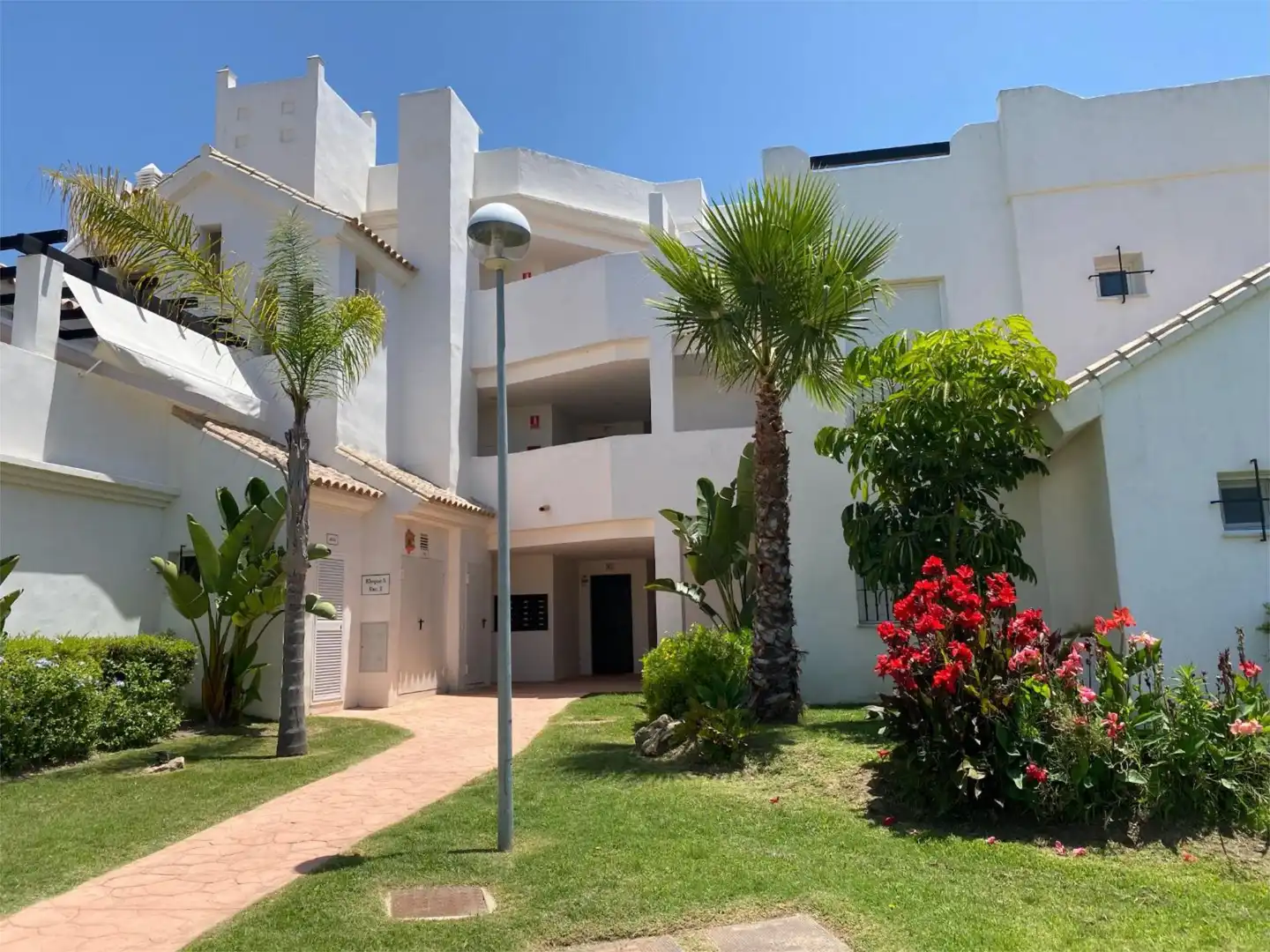 Piso de alquiler en Calle Mozart, 2, Las Tres Piedras - Costa Ballena Vista exterior de Piso de alquiler en Chipiona con Terraza, Trastero y Piscina