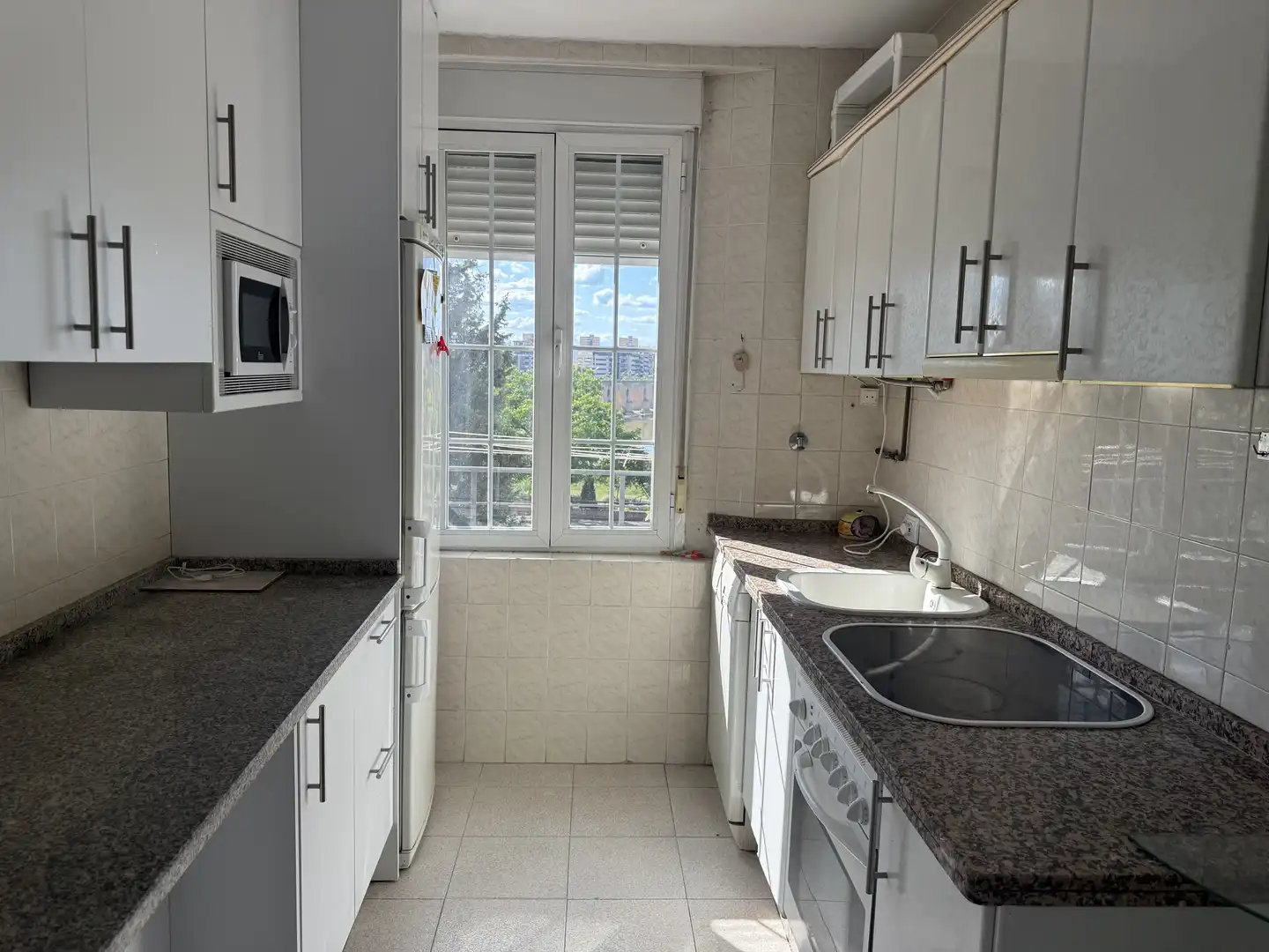 Flat for rent in Avenida Joaquín Costa, Casco Antiguo Kitchen of Flat for rent in Badajoz with Air Conditioner, Heating and Furnished