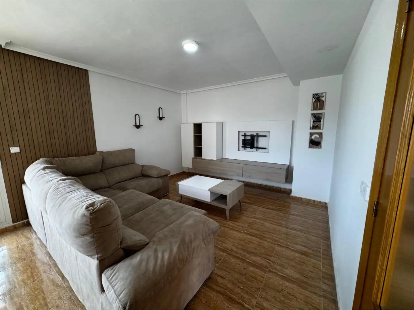 Casa adosada de lloguer a Calle Médico Federico Martinez Perez, 45, Campo Alto - Club de Campo Sala d'estar de Casa adosada de lloguer en Elda amb Aire condicionat, Calefacció i Moblat
