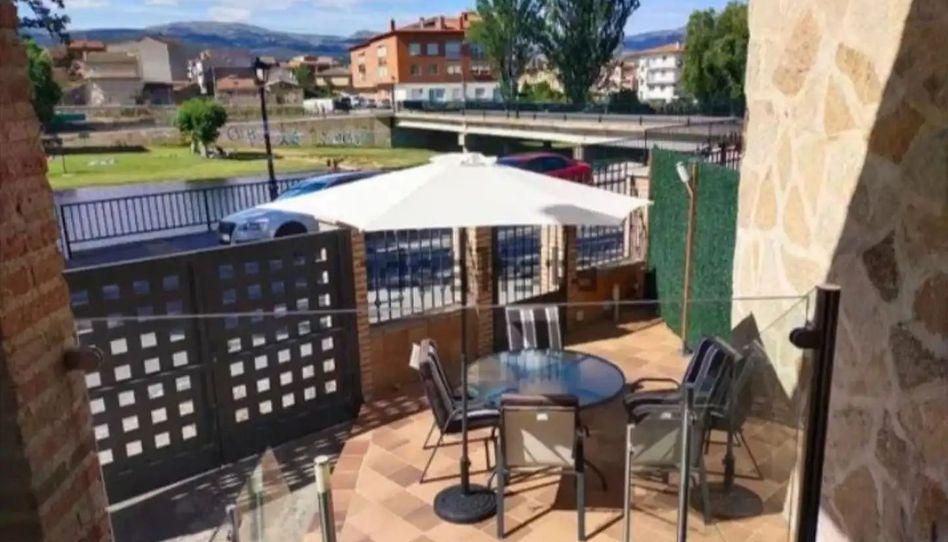Casa o chalet en venta en Calle Puente Nuevo, 1, Navaluenga, Ávila - imagen 1 Foto 1 de Casa o chalet en venta en Calle Puente Nuevo, 1, Navaluenga, Ávila