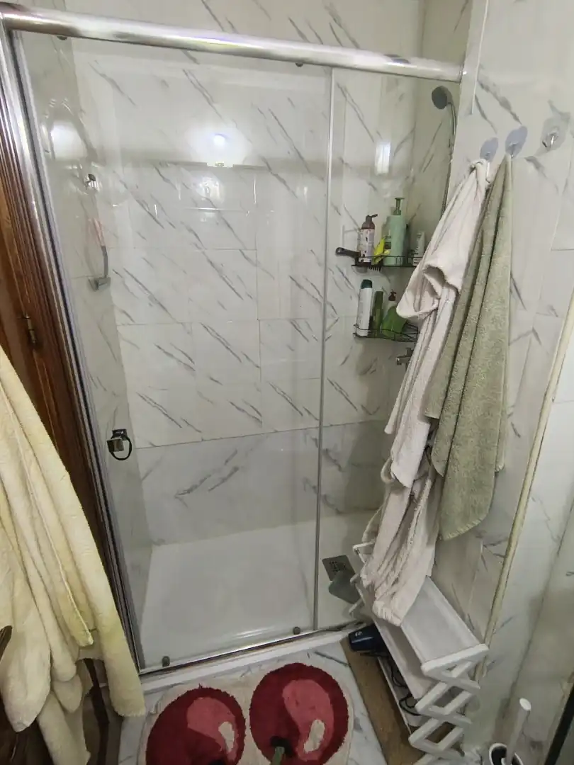 Bathroom of Flat for share in Madrid  with Air Conditioner, Heating and Parquet flooring