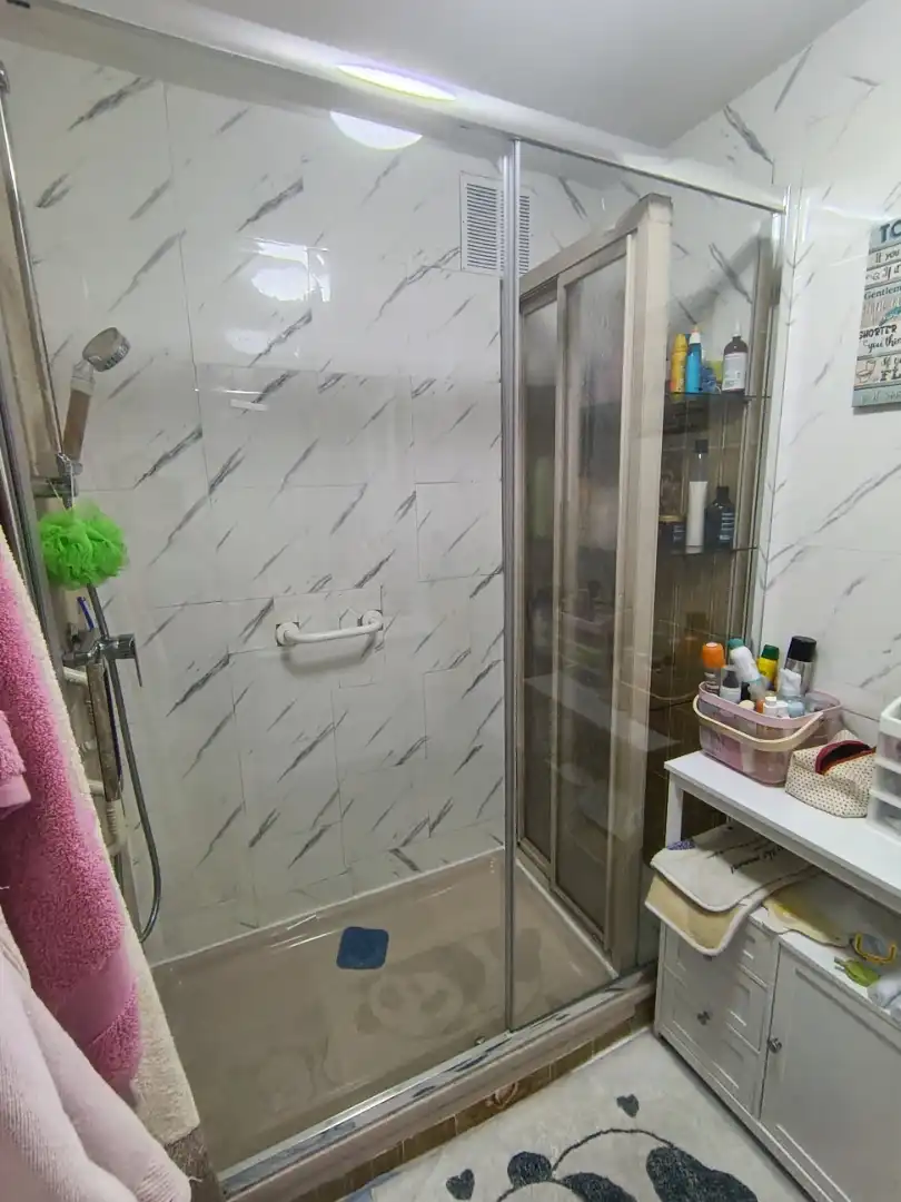 Bathroom of Flat for share in Madrid  with Air Conditioner, Heating and Parquet flooring