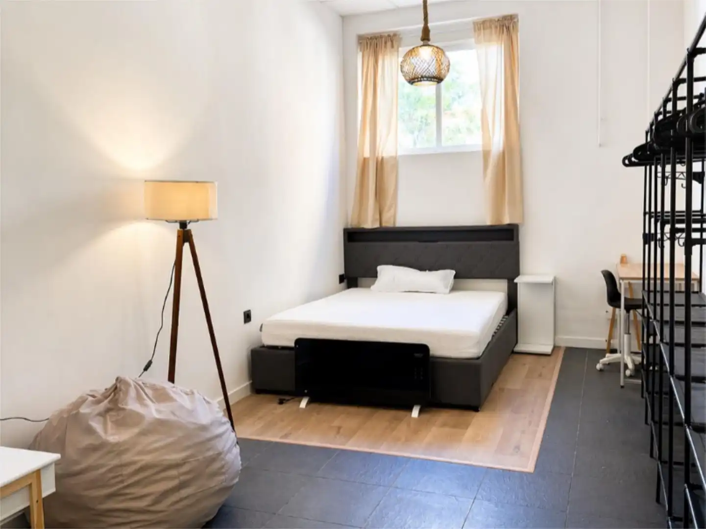 Room in Carrer de Don Quijote de la Mancha, 7, Benimàmet Bedroom of Flat for share in Valencia with Air Conditioner, Heating and Terrace