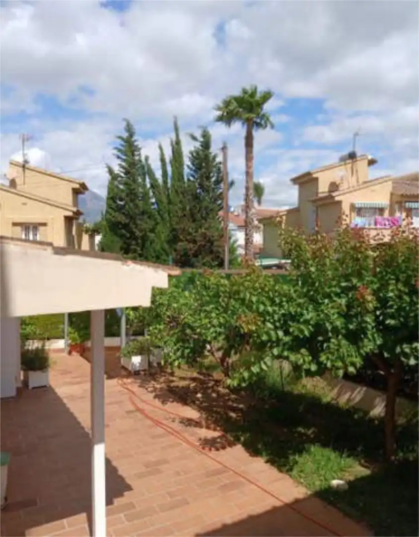Einfamilien-Reihenhaus zum Verkauf in Rincón de Loix Garten von Einfamilien-Reihenhaus zum Verkauf in Benidorm mit Terrasse und Schwimmbad