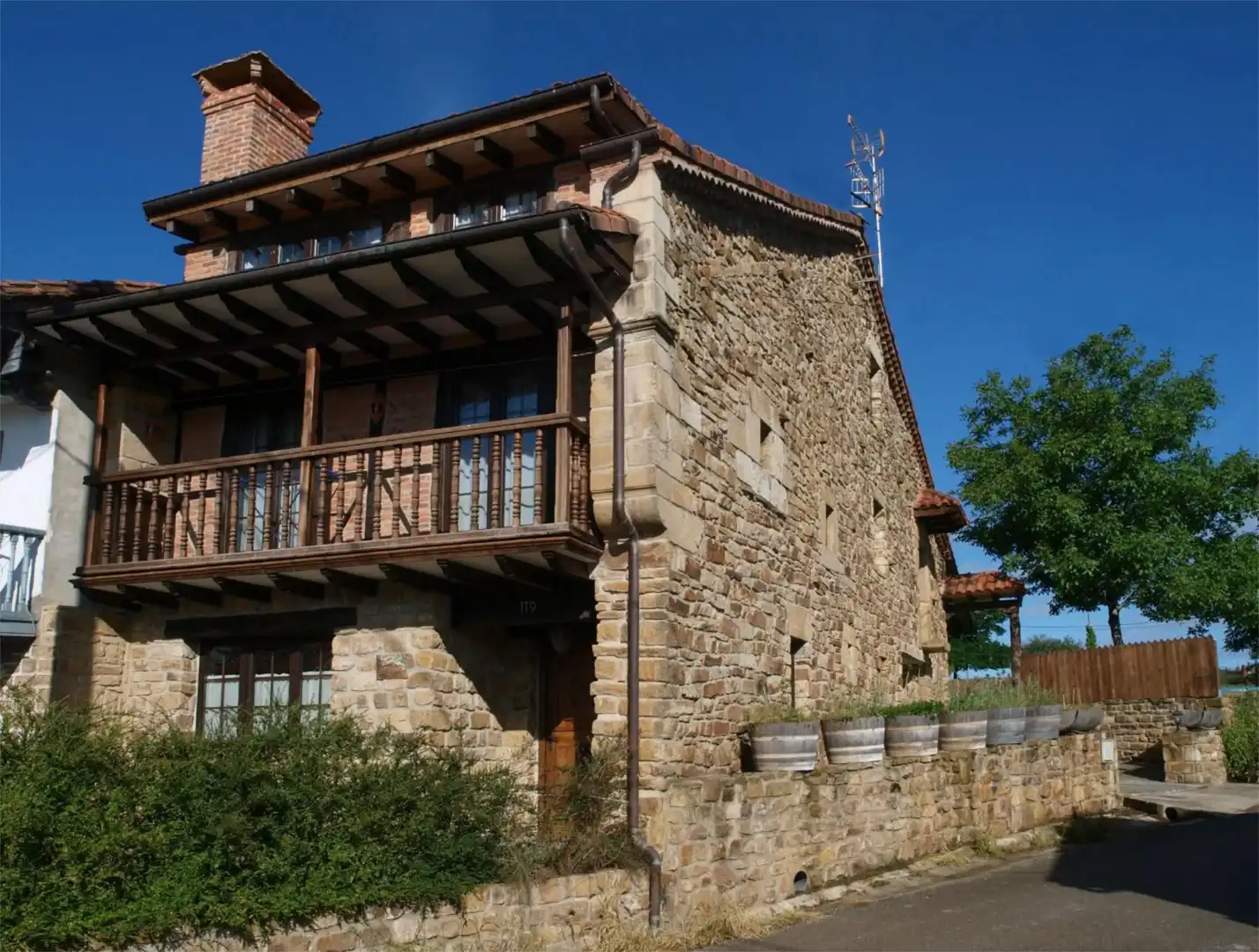 Vista exterior de Casa adosada en venta en Arenas de Iguña con Calefacción, Jardín privado y Parquet
