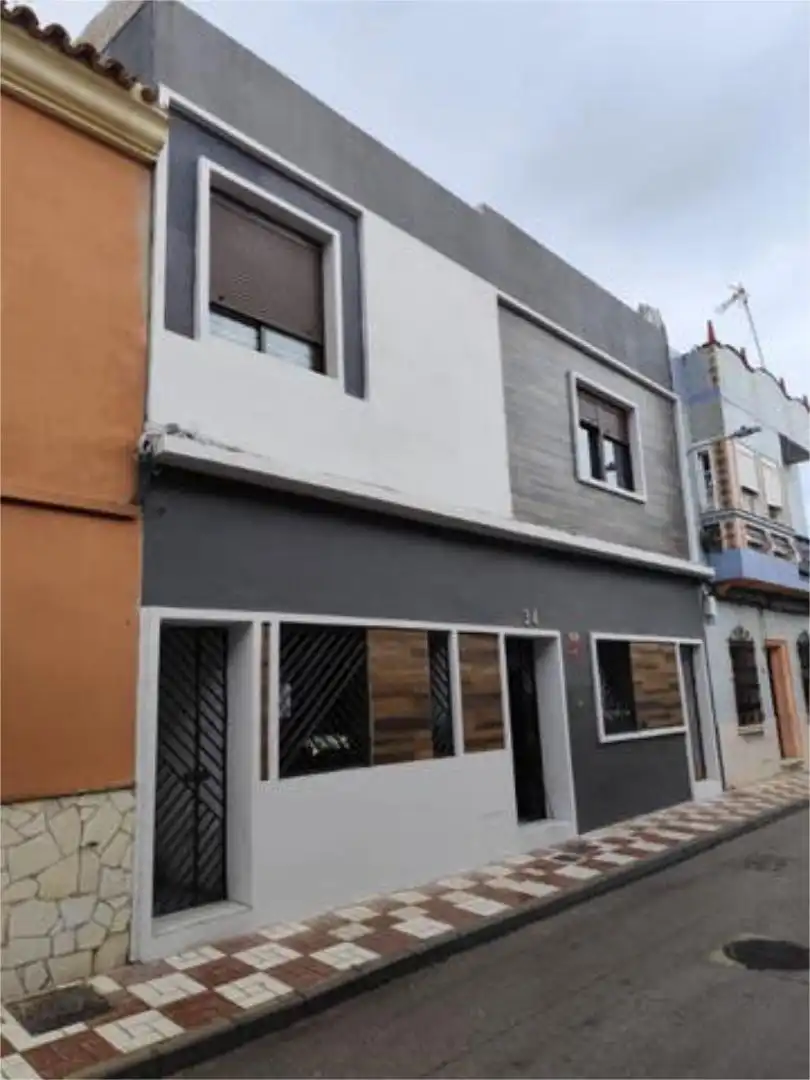 Vista exterior de Casa o xalet en venda en La Línea de la Concepción amb Calefacció, Jardí privat i Terrassa