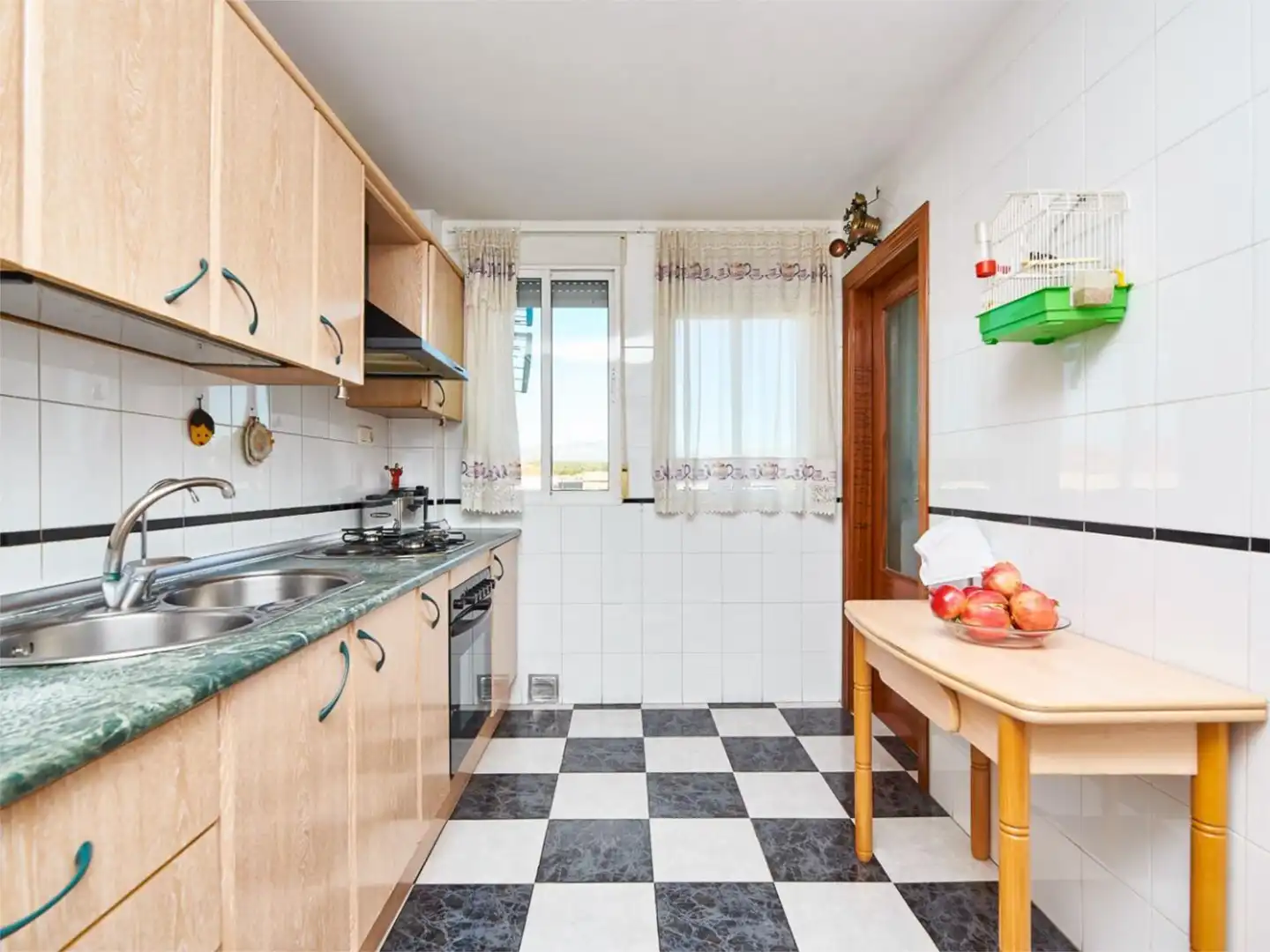 Casa o xalet en venda a Paseo del Prado, 1, Fuente Vaqueros Cuina de Casa o xalet en venda en Fuente Vaqueros amb Aire condicionat, Terrassa i Traster