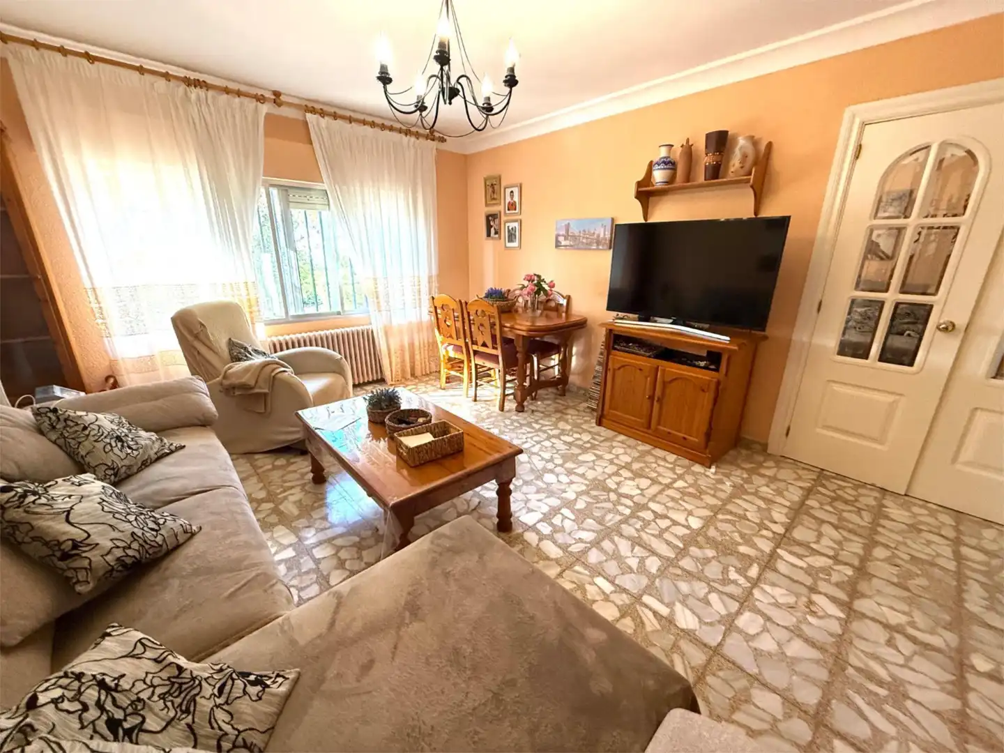 Casa o xalet en venda a Urbanización el Romeral, 1, El Mirador - Grillero Sala d'estar de Casa o xalet en venda en Arganda del Rey amb Aire condicionat, Terrassa i Piscina