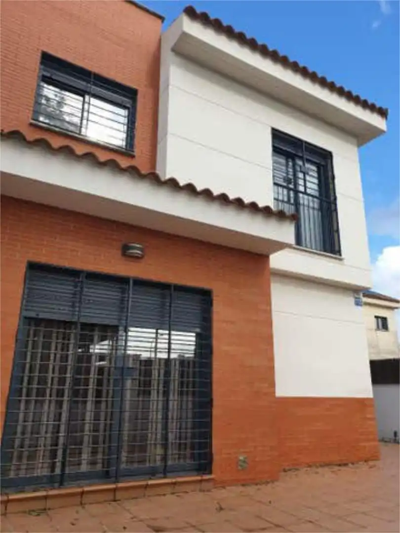 Casa adosada en venda a Arenal - La Pólvora Vista exterior de Casa adosada en venda en Dos Hermanas amb Calefacció, Jardí privat i Terrassa