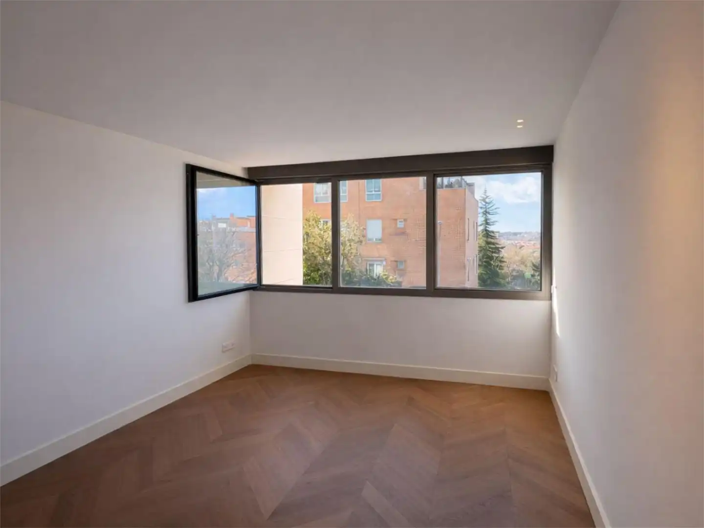 Bedroom of Houses for sale in  Madrid Capital  with Air Conditioner, Terrace and Swimming Pool