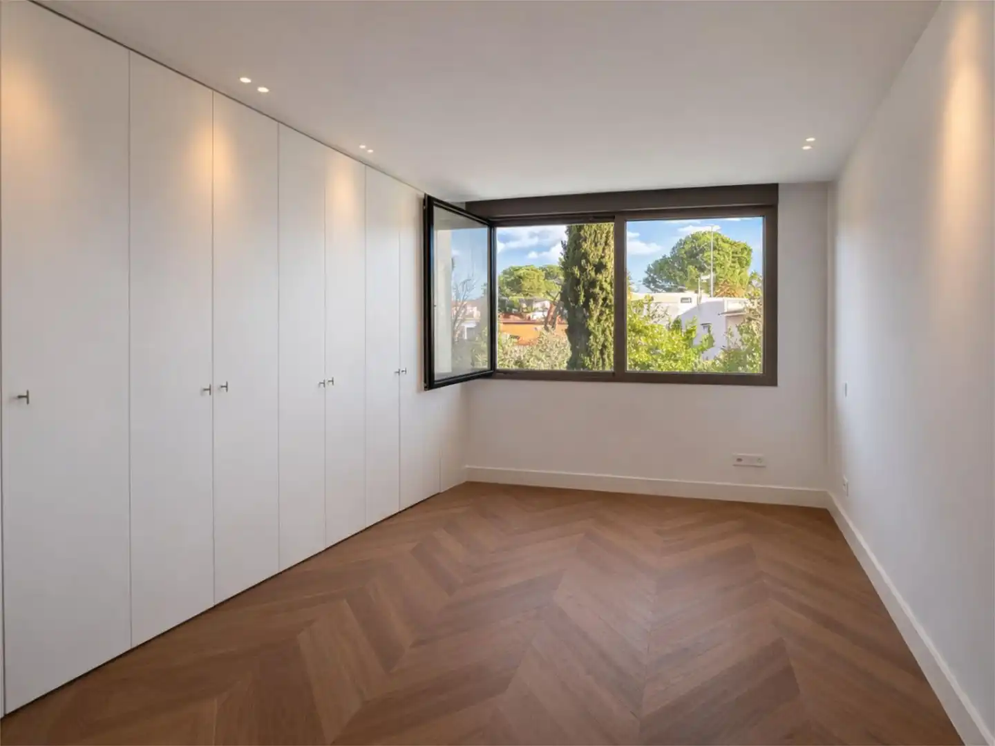 Bedroom of Houses for sale in  Madrid Capital  with Air Conditioner, Terrace and Swimming Pool
