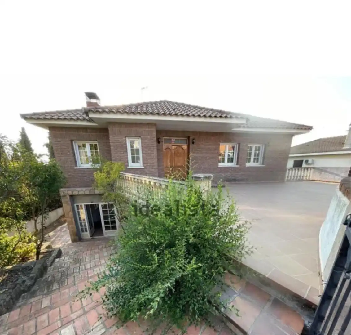 Vista exterior de Casa o xalet en venda en Serranillos del Valle amb Aire condicionat, Terrassa i Balcó