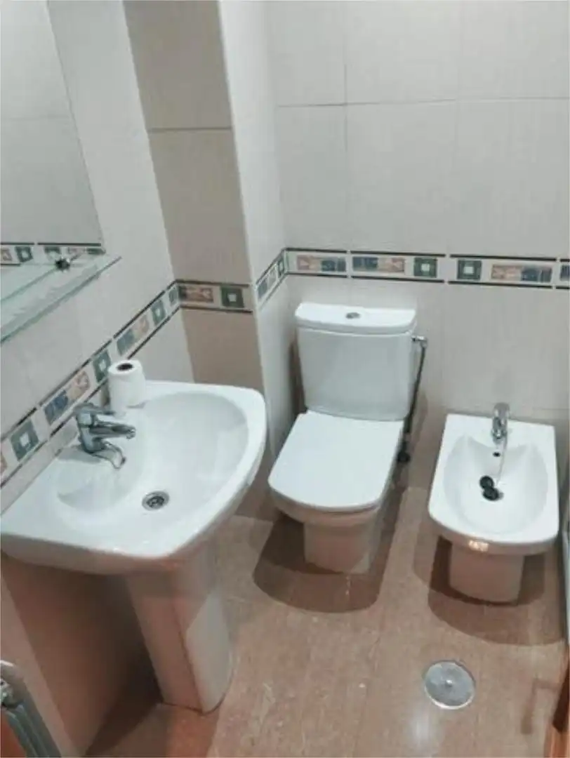 Apartamento en venta en Parque Sur Baño de Apartamento en venta en Albacete con Terraza y Amueblado