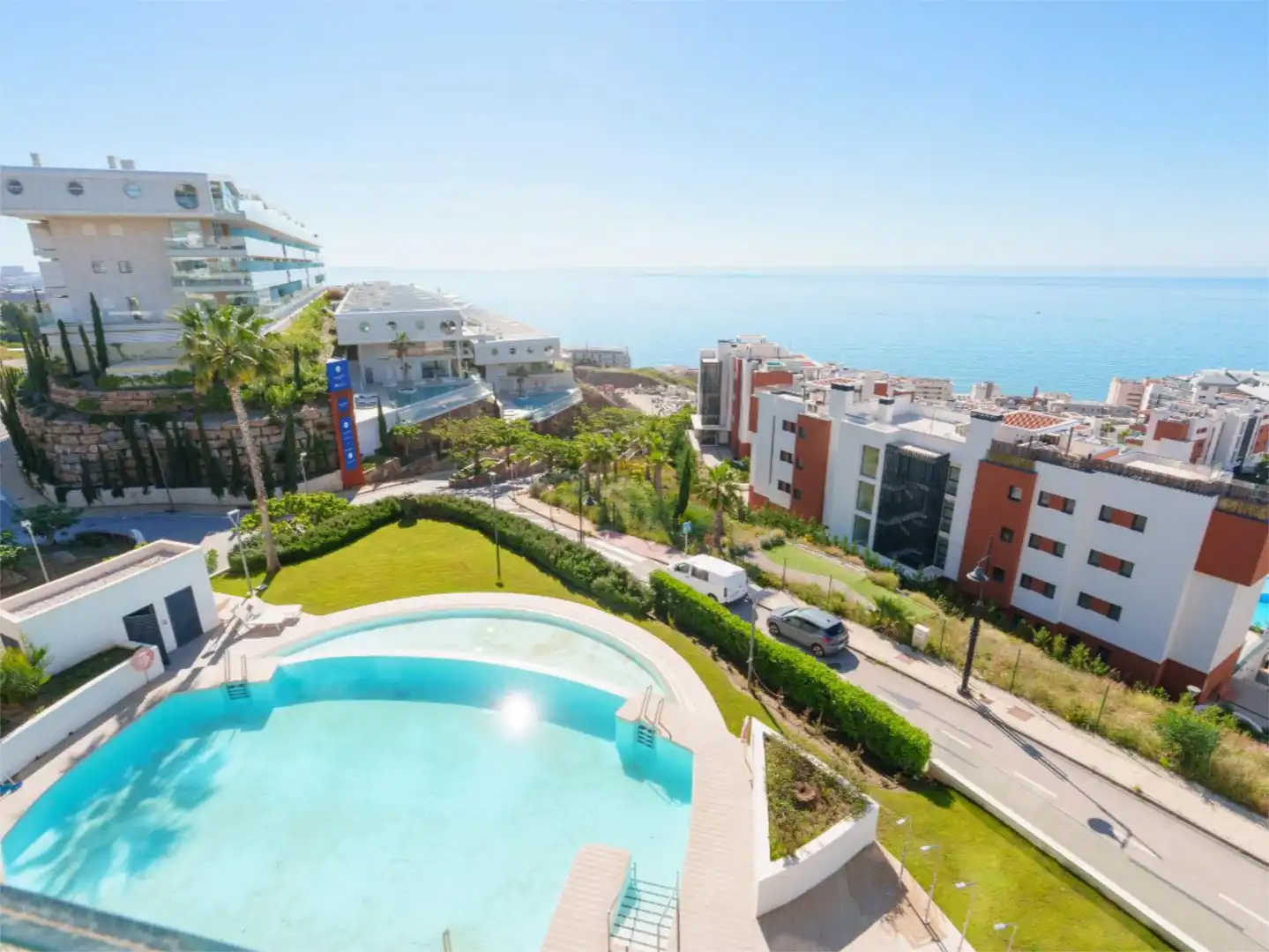 Pis en venda a Calle Margarita Salas, 1, Las Gaviotas - Carvajal Vista exterior de Pis en venda en Fuengirola amb Aire condicionat, Terrassa i Piscina