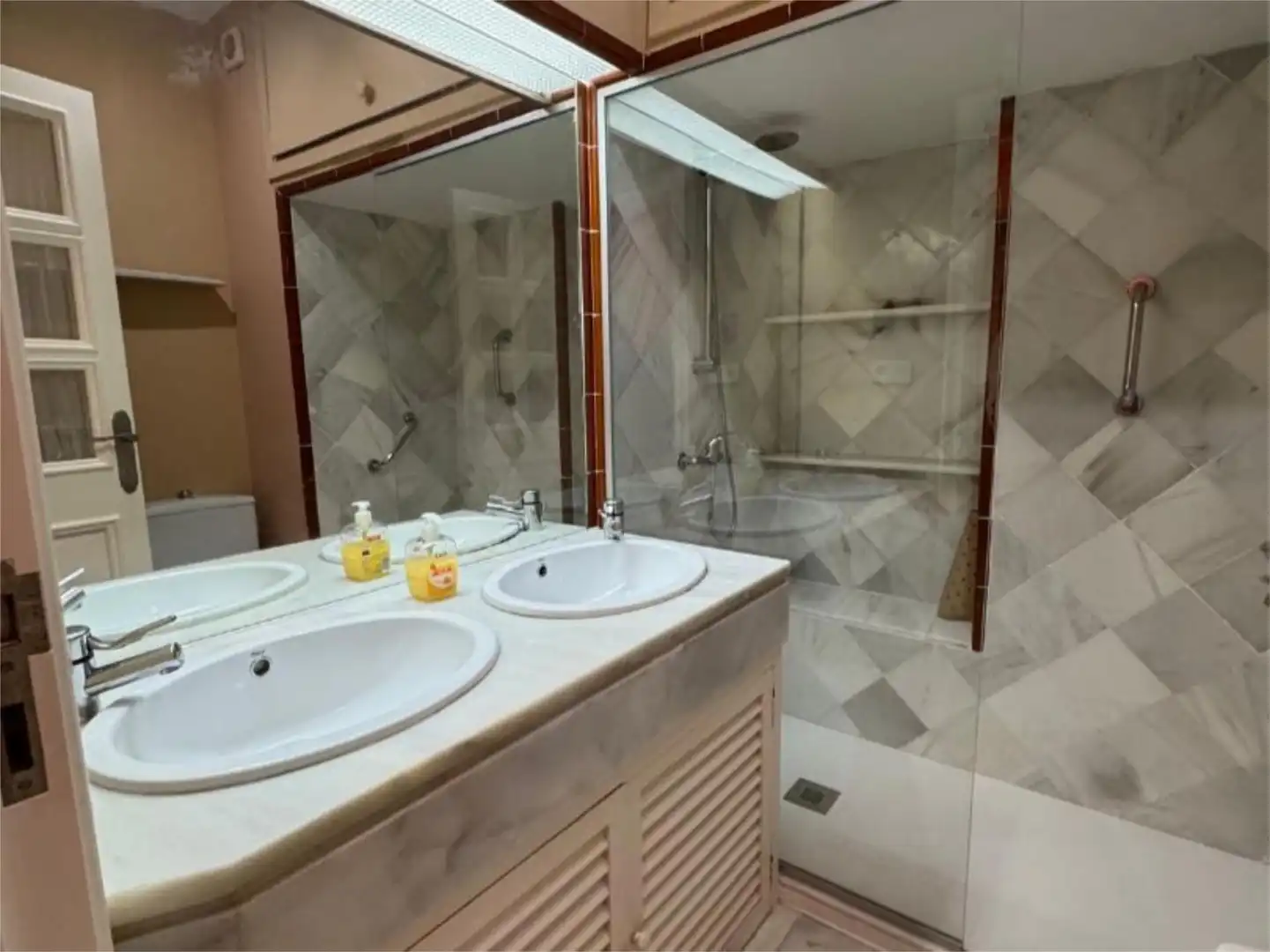 Apartamento de alquiler en Cuatro Pinos - El Carmen Baño de Apartamento de alquiler en El Puerto de Santa María con Aire acondicionado, Calefacción y Terraza