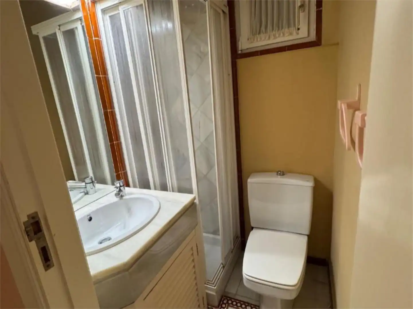 Apartamento de alquiler en Cuatro Pinos - El Carmen Baño de Apartamento de alquiler en El Puerto de Santa María con Aire acondicionado, Calefacción y Terraza