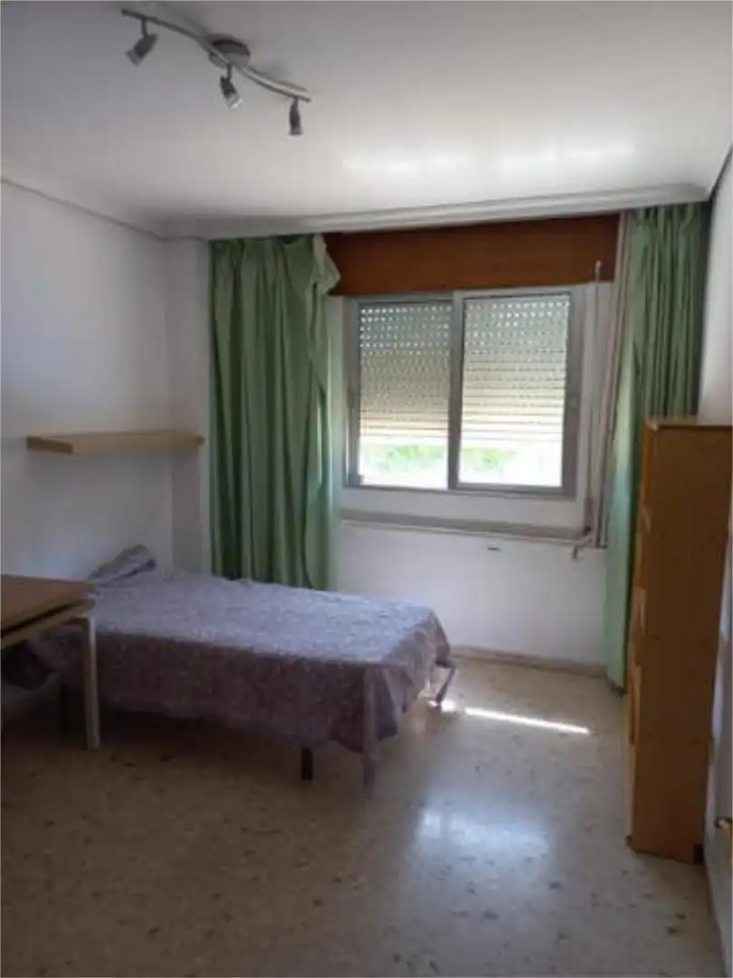 Piso de alquiler en Bami - La Estrella Habitación de Piso de alquiler en Sevilla con Calefacción, Jardín privado y Terraza