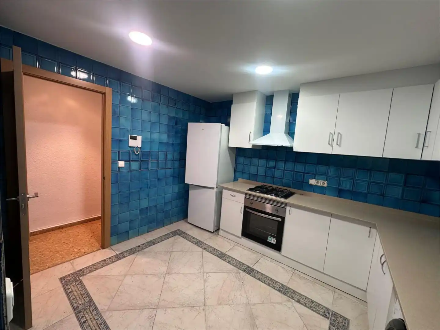 Cuina de Pis de lloguer en Valencia amb Parquet i Balcó