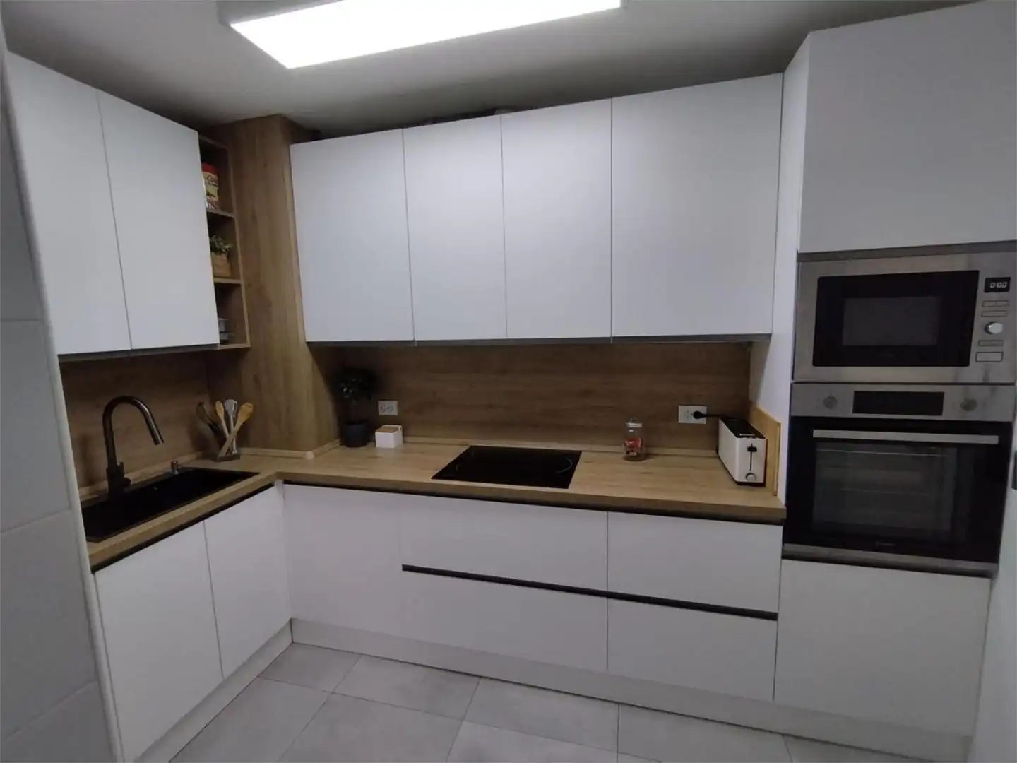 Cocina de Piso en venta en L'Hospitalet de Llobregat con Parquet, Trastero y Parking comunitario