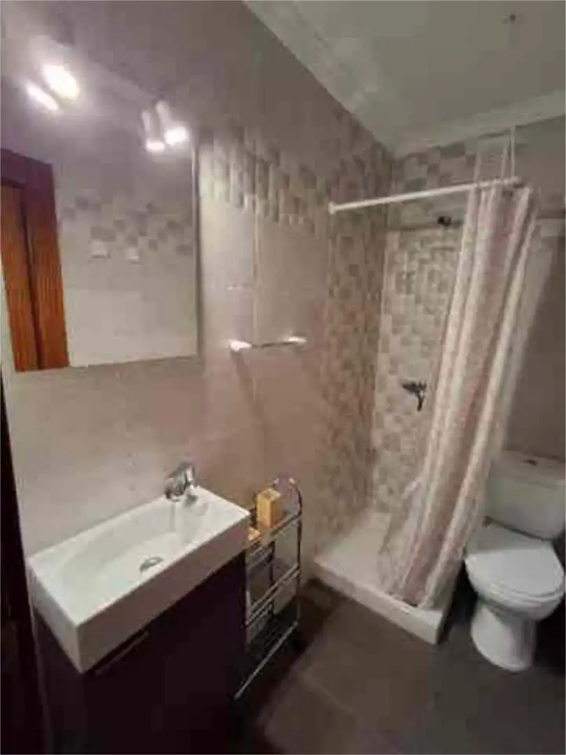 Piso de alquiler en Miralvalle - Av. Virgen del Puerto - La Data Baño de Piso de alquiler en Plasencia con Amueblado