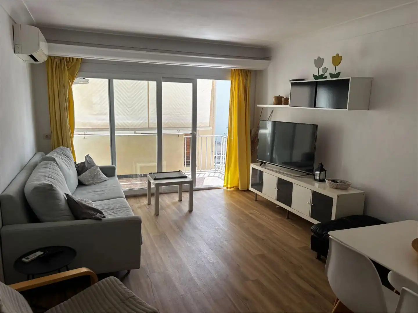 Living room of Flat for rent in Alcúdia  with Air Conditioner, Heating and Parquet flooring