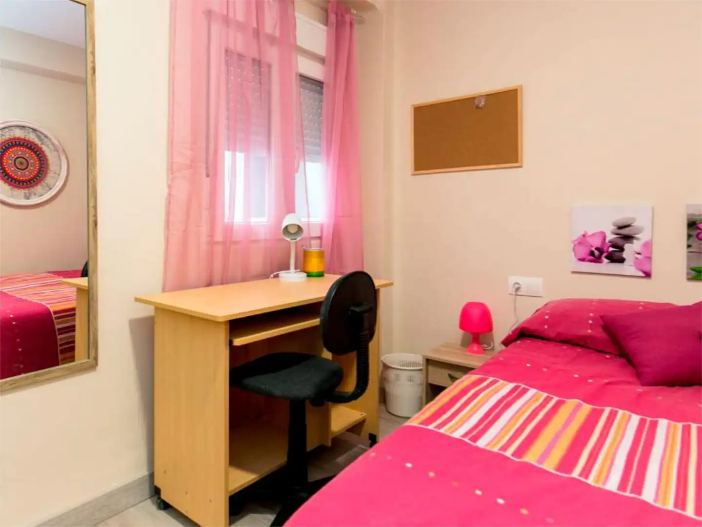 Room in Calle Doctor Vaca Castro, 13, Angustias - Chana - Encina Bedroom of Flat for share in Granada Capital with Heating and Furnished
