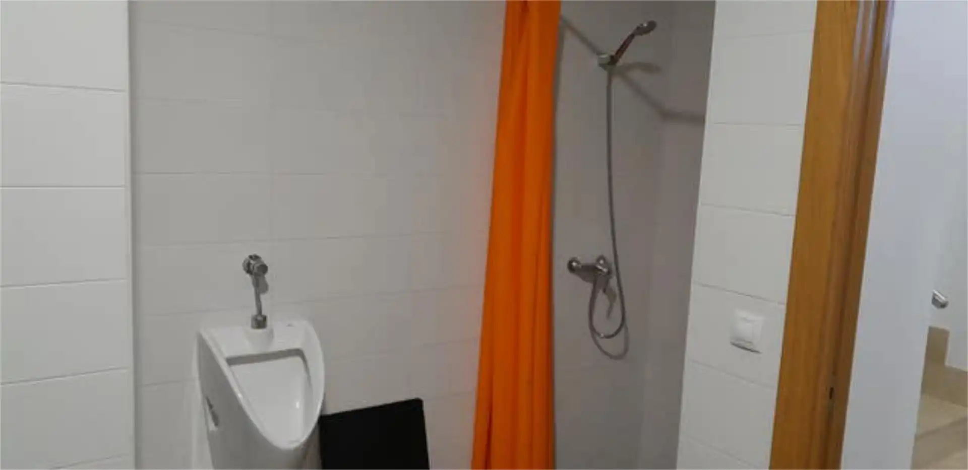 Nave industrial de alquiler en Polígono La Hiniesta Baño de Nave industrial de alquiler en Zamora Capital
