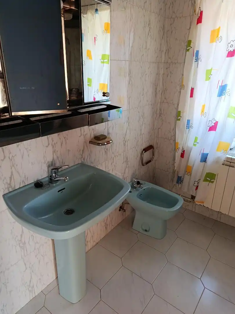 Casa adosada en venta en Lugar Montecuruto, 58, A Malata - Catabois - Ciudad Jardín Baño de Casa adosada en venta en Ferrol con Calefacción y Jardín privado
