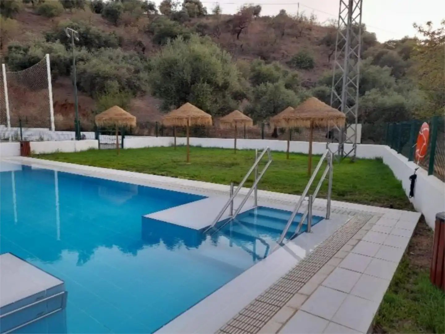 Piscina de Pis de lloguer en Cútar amb Aire condicionat, Calefacció i Terrassa